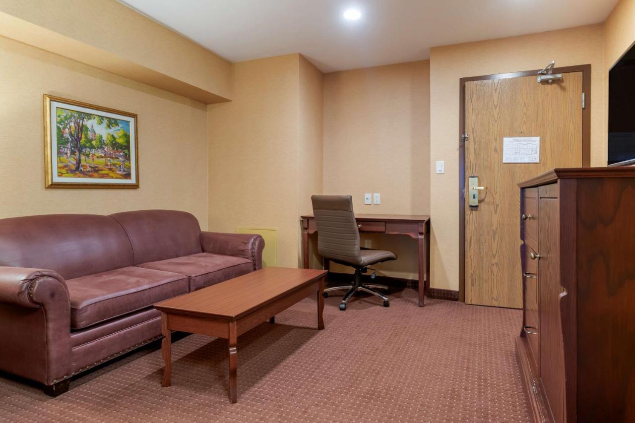 Best Western Plus Fredericton Hotel & Suites Exteriör bild